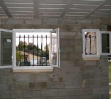 Fenêtres de la cuisine et des WC   grille de défense de l'intérieur