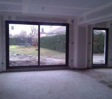 Petite vue sur le jardin. Le trampo pour les enfants afin de leur faire passer plus facilement les week end sur le chantier :)