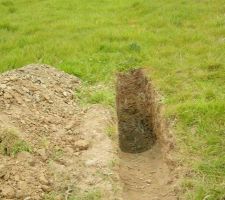 Premiers coups de pioche... terre... et surtout du schiste