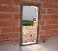 Prés pour la dalle de finition ( porte de service)