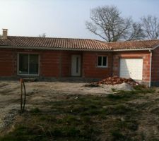 Installation des gouttières autour de la maison.