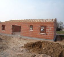 La maison vu coté jardin avec les rebords de fenétre posés