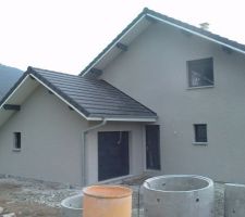 Enduit gris souris G30 ; bardage bois peint en gris ardoise de chez tollens