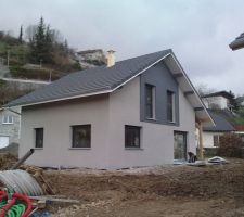 Enduit gris souris G30 ; bardage bois peint en gris ardoise de chez tollens