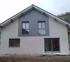 Enduit gris souris G30 ; bardage bois peint en gris ardoise de chez tollens