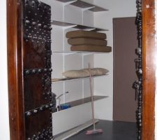 L'arriere cuisine avec la porte du bureau au fond