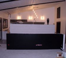 Une vue depuis le salon vers la cuisine