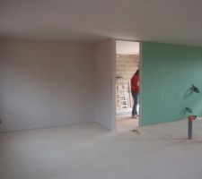 Vue sur l'entrée du garage, au bout du couloir