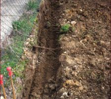 Terrassement pour fondation du muret long 5,66m à l'arriere de la maison