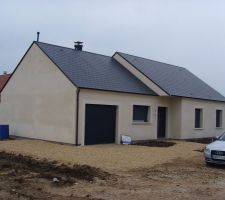 L'entrée de la maison en calcaire  avec le retour sur le coté et l'entrée garage