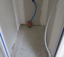 Arrivée d'eau WC sous escalier