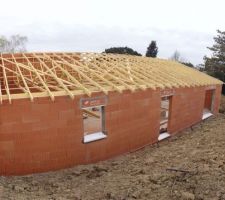 Fermette sur la partie habitable et charpente traditionnelle au dessus du garage pour y accueil du rangement