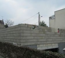 Les premi&egrave;res rang&eacute;es de parpaings du rez-de-chauss&eacute;e, mont&eacute;es en quelques heures.