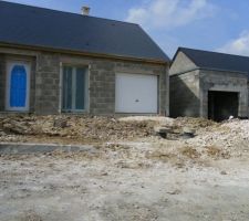 On voit la hauteur de la maison par rapport au trottoir...terrain fini donc