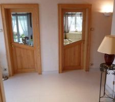 Vue du hall d'entr&eacute;e avec nouveau carrelage en contraste avec les portes en fr&ecirc;ne massif