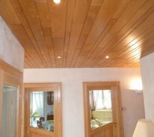 Plafond du hall d'entr&eacute;e en lambris Mokers pos&eacute;s il y a vingt ans et assortis avec les portes en fr&ecirc;ne massif
