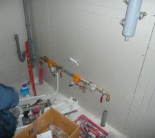 L'installation de plomberie prend forme dans le cellier