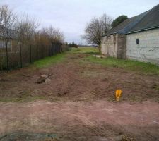 Donc le 14 Fevrier nous avons sign&eacute; chez le notaire, l'achat d'un terrain de 1660 m&sup2;, &agrave; cot&eacute; de Beaufort en Vall&eacute;e, sur les bords de loire. 
Voici notre terrain n&eacute;ttoy&eacute; et born&eacute;! 

Notre terrain se trouve derriere une vielle longere en tuffeau. Nous avons un chemin d'acc&eacute;s priv&eacute; de 40 metres. Notre future maison sera un peu cach&eacute; par la long&eacute;re, afin de profit&eacute; de tout le terrain &agrave; l'arriere de la maison. Mais comme dit le proverbe "Pour vivre heureux, vivons cach&eacute;"!