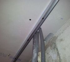 Gaines écartées du mur
