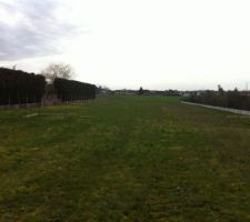 Le terrain avant le d&eacute;marrage des travaux. Nous sommes en premier rang, une autre maison sera construite derri&egrave;re au second rang.