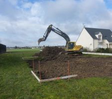 Premier jour de travaux : le chemin d'acc&egrave;s (grossier) a &eacute;t&eacute; fait pour les engins, le terrassement sera fait dans la journ&eacute;e
