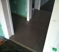 Pose traditionnelle du carrelage directement sur chape. travail propre et efficace du carreleur.