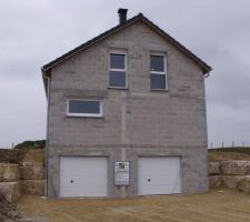 Un enrochement de part et d'autre de la maison a été réalisé pour maintenir le terrain, et éviter les éboulements devant les garages.