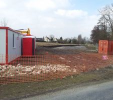 Entr&eacute;e du lotissement et d&eacute;but des fouilles arch&eacute;ologiques