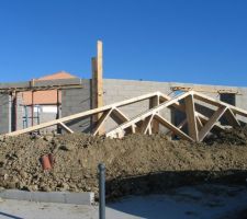 Vue plein sud : baie vitr&eacute;e sur le pan coup&eacute;, porte-fen&ecirc;tre du bureau et fen&ecirc;tre chambre 3