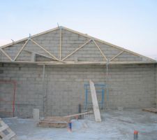 Vue d'une partie de l'intérieur avec l'ouverture du garage à gauche, ce mur côté nord est collé à la maison voisine.