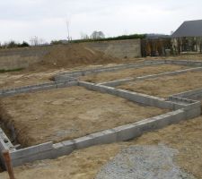 Les parpaings sont montés.