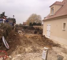 N'ayant pas de place entre les deux maisons pour passer le mastodonte, ils ont dû retirer la terre qu'il y avait devant la maison et du coup, nous en sommes ravis !!!