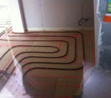 Les serpentins du chauffage au sol hydraulique dans l'entrée.