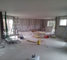 Reste à faire le mur du séjour
