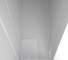 Plafond de l'escalier (le ponçage à cet endroit, ça va être du sport !)