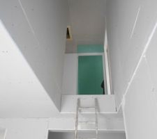 Porte de la salle de bain vu du bas