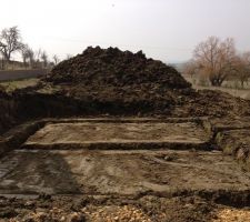 Debut du terrassement !!! la bute de terre est tr&egrave;s impressionnante .