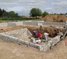 Tout le monde s'affaire, ça monte, ça monte ...