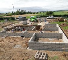 La cave sera relièe quelques jours plus tard au moyen de linteau de bêton coffré sur place afin de la solidariser au reste de la maison et de ses fondations