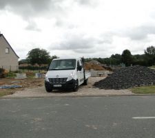 J4 : livraison de schiste pour renforcer l'accés et achèvement de la cave ainsi que du garage.