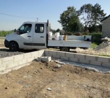 J6 : fin de l' application de l'enduit d'étanchéité des murs extérieurs de cave.