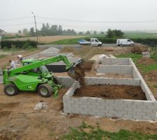 Pendant que les premi&eacute;res &eacute;vacuations en PVC sont install&eacute;es, on rempli les espaces entre les parpaings