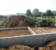 L'engin tourne &agrave; plein r&eacute;gime, plus efficace que la brouette.