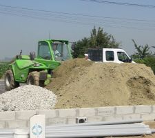 Apr&egrave;s avoir remis la terre, on compl&egrave;te avec du sable