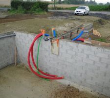 Le garage a &eacute;t&eacute; combl&eacute; de sable &eacute;galement, pr&ecirc;t &agrave; recevoir le polyane et le treillis soud&eacute; pour coulage de dalle