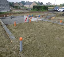 Premier plan, arriv&eacute;e d'air frais pour insert feu de bois
ensuite les &eacute;vacuations de la salle de bain et WC du RDC et collecteur eaux us&eacute;es de l'&eacute;tage.
Au fond le long de la cave, &eacute;vacuations cuisine et buanderie, chauffe-eau, point d'eau atelier du garage