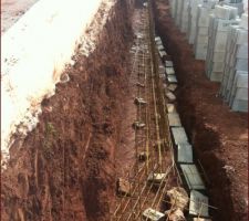 Fondations du mur de soutennement en aglos banchés pour la restanque