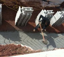 Coulage beton des fondations du mur pour la restanque