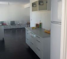 Les portes vitrées Rubrik noir fumée étaient indispo, donc les éléments hauts étaient sans portes!