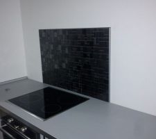 Une petite crédence en mosaïque de chez Casto, métal gris inox.